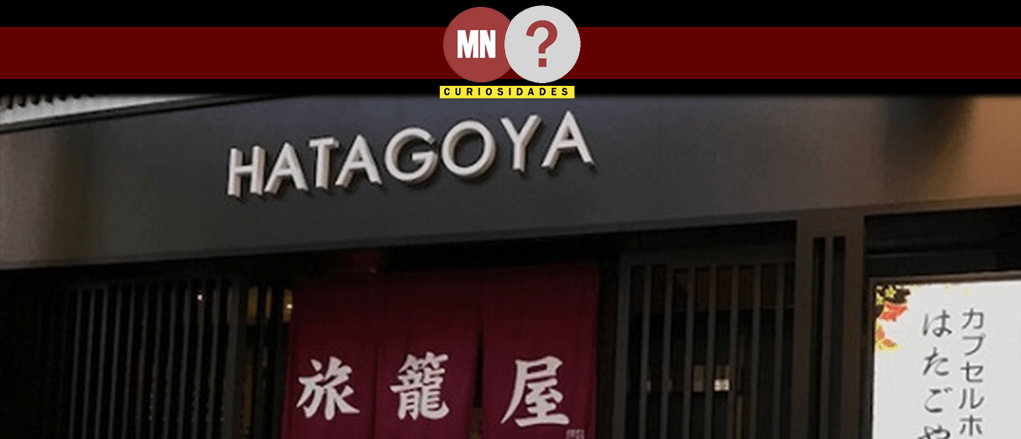 Fachada de Hotel cápsula, escrito "Hatagoya"