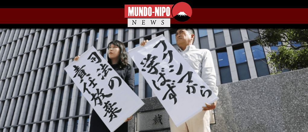 advogados seguram cartazes do lado de fora do Tribunal Superior de Fukuoka depois que ele confirmou uma decisão do tribunal inferior.