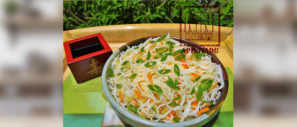 Tigela com salada de bifun fresquinha