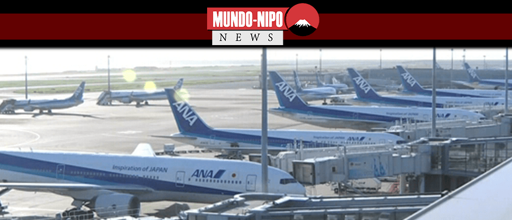Aviões estacionados em um aeroporto de Tokyo, esperando a passagem do tufão Faxai