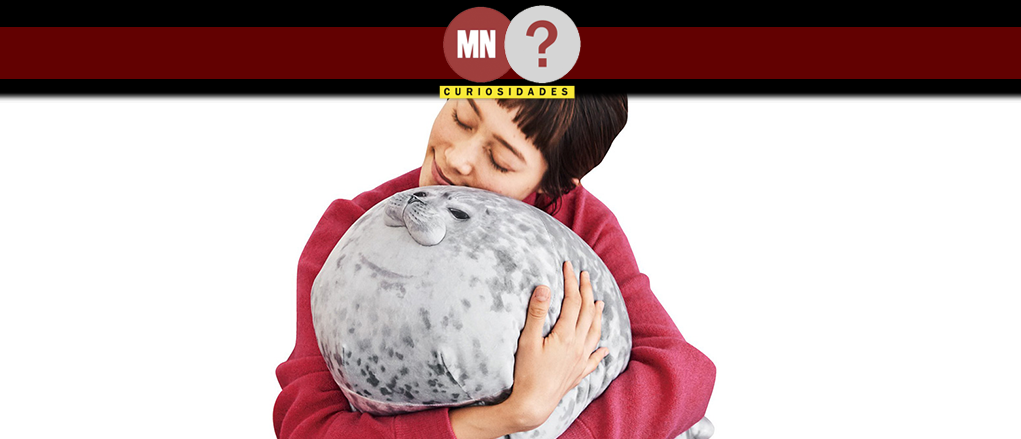 Modelo abraçando almofada de foca Yuki-chan