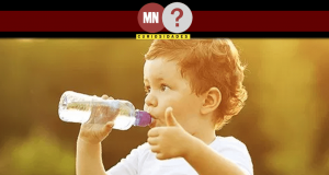 Criança bebendo água