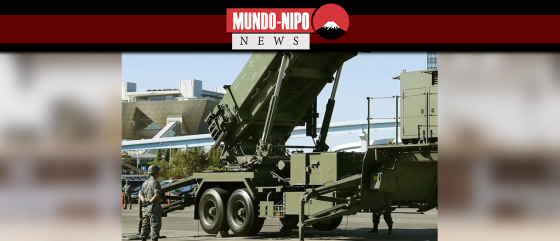 O pessoal da Força de Autodefesa Aérea instalou um sistema interceptador de mísseis Patriot Advanced Capability-3 durante uma perfuração na área de Ariake, em Tóquio, na quarta-feira.