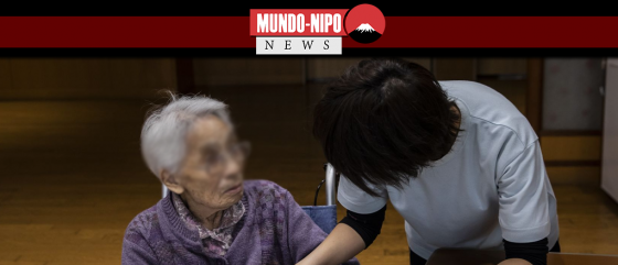 Enfermeiro cuidando de idosa em abrigo japones