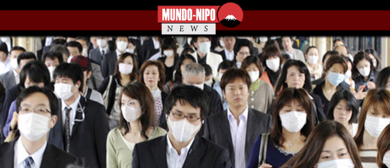 Japoneses caminhando pelas ruas usando máscara
