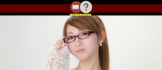 Mulher japonesa usando óculos