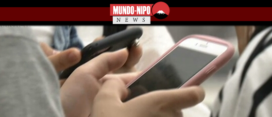 Crianças manuseando Smartphone no Japão