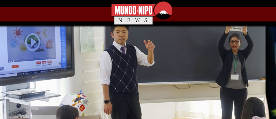 Professor japones ensinando em sala de aula