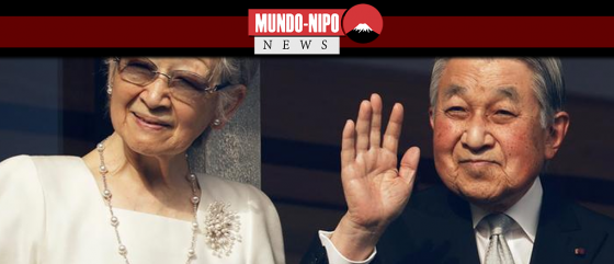 O imperador emérito Akihito e a imperatriz Michiko acenam para simpatizantes durante uma aparição pública