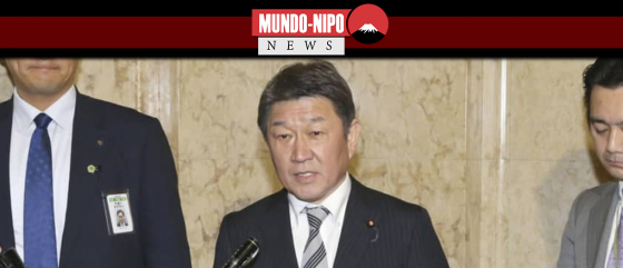 O ministro das Relações Exteriores Toshimitsu Motegi anuncia o envio de um voo fretado para Wuhan