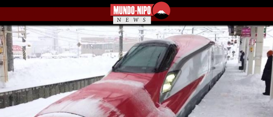 Um trem-bala é visto na neve na estação Omagari, Akita Prefecture