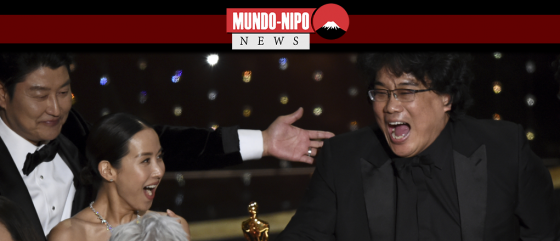 Bong Joon-ho, à direita, reage ao receber o prêmio de melhor filme