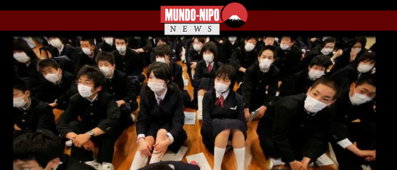 Crianças japonesas usam máscaras