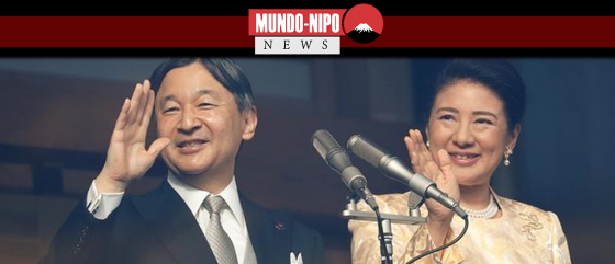 O imperador Naruhito e a imperatriz Masako acenam para simpatizantes