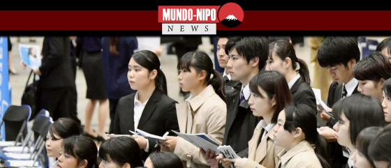 Os alunos participam de um seminário de trabalho em um centro de convenções em Chiba