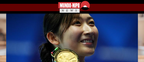 Rikako Ikee comemora com sua medalha de ouro depois de vencer a final de 50 metros feminina nos Jogos Asiáticos em Jacarta