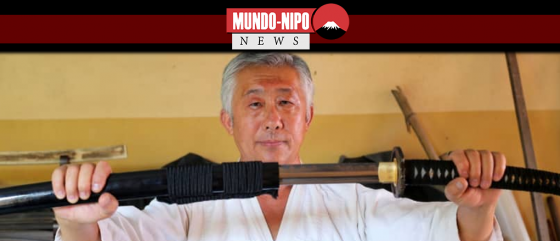 Samurai Edson Suemitsu mostra uma katana em sua casa em Curitiba