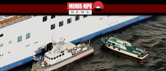 Um barco-patrulha da Guarda Costeira do Japão é visto ao lado do Diamond Princess
