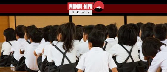 Crianças japonesas em uma atividade na escola
