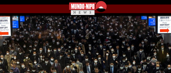 Multidões usando máscaras protetoras, após um surto de coronavírus, atravessam a estação Shinagawa