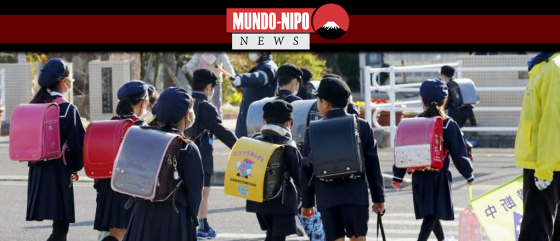 Crianças japonesas indo à escola em Saga