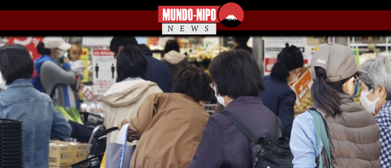 Os compradores fazem fila do lado de fora de um supermercado em Tóquio na sexta-feira