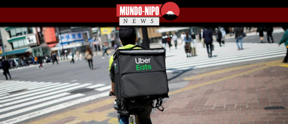 Um entregador do Uber Eats anda de bicicleta em Tóquio