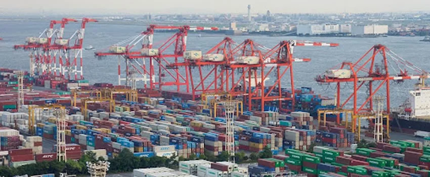 Entenda a balança comercial japonesa no último ano fiscal: déficit global, mas superávit crescente com os EUA e os desafios tarifários com Trump.