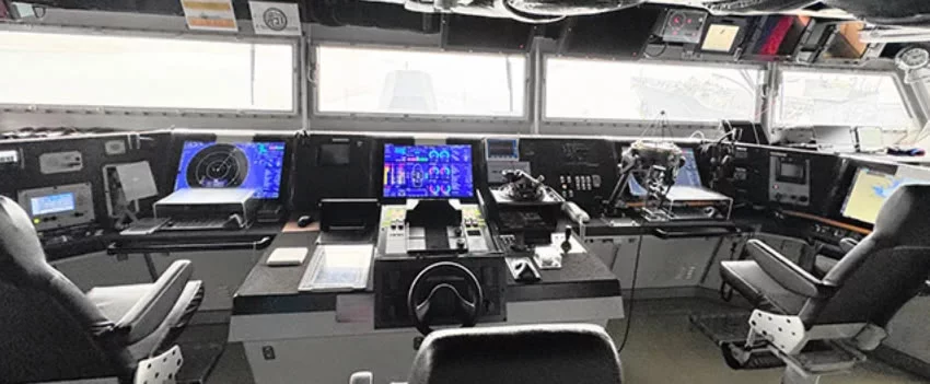Descubra o contratorpedeiro Kumano da Força de Autodefesa Marítima do Japão, um navio de guerra moderno e eficiente, projetado para o século XXI.
