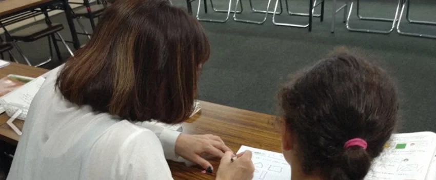Descubra os desafios da educação bilíngue no Japão com o crescente número de alunos estrangeiros. Entenda a necessidade de suporte linguístico e políticas educacionais eficazes.