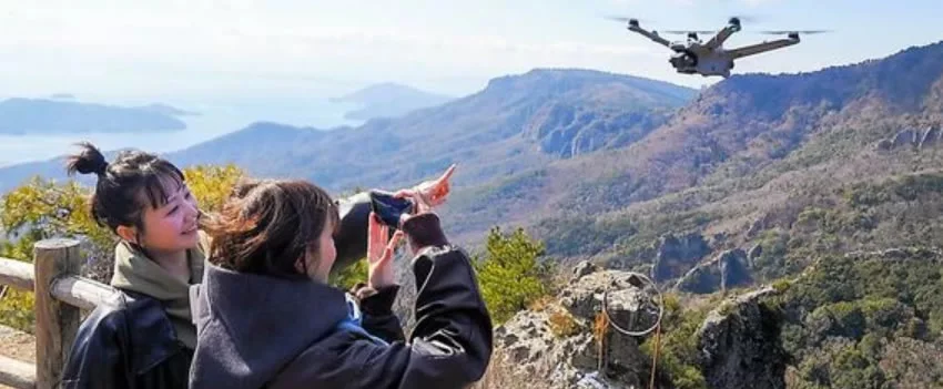 Shodoshima inova no turismo com fotografia por drone e IA. Turistas capturam imagens aéreas profissionais no desfiladeiro Kankakei. Saiba mais sobre o Skypix.