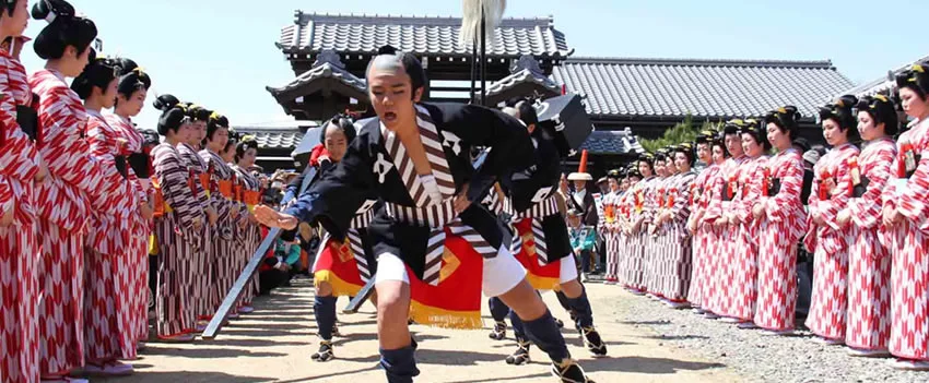 A tradicional Himesama Dochu (Procissão das Princesas) encanta Hamamatsu. Descubra a beleza deste evento de primavera no Japão!