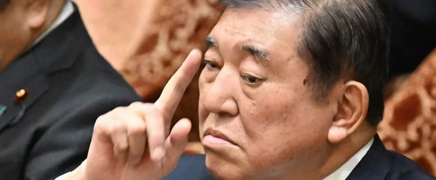 Japão adota postura cautelosa nas negociações tarifárias com os EUA. Entenda os impactos das tarifas e do câmbio na economia japonesa.
