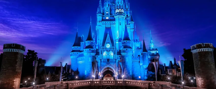 Tokyo Disney Resort anuncia reforma da Space Mountain e planos de expansão para aumentar vendas. Saiba detalhes sobre a nova Space Mountain e o futuro do parque!