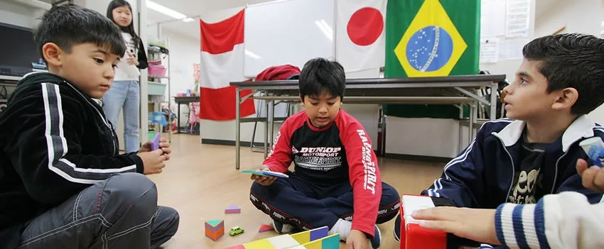 Estudantes universitários têm se tornado essenciais no ensino de japonês para crianças estrangeiras no Japão, atendendo à crescente demanda por professores especializados.