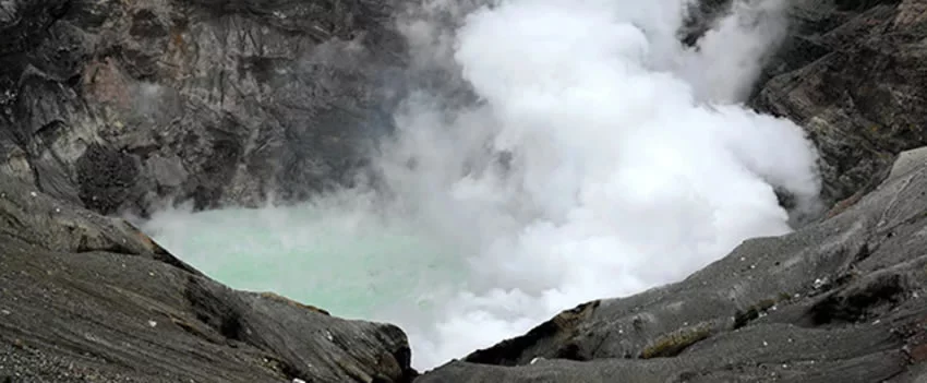 Descubra o raro fenômeno do lago verde na cratera nº 1 do Monte Nakadake, no Japão, e saiba o que causa essa cor única no complexo vulcânico de Aso.