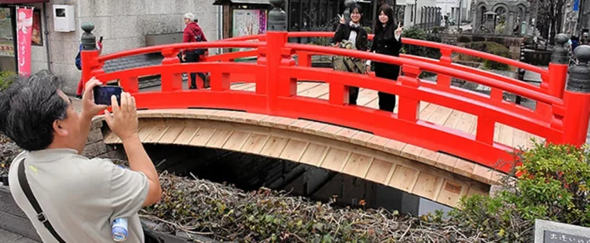 A ponte Harimayabashi, um famoso ponto turístico de Kochi, foi reaberta após reformas. Saiba mais sobre a história e as melhorias feitas.