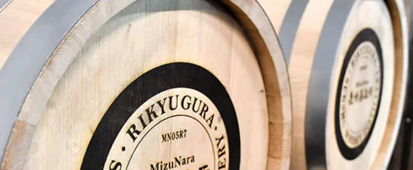 A cervejaria Rikyugura investe no mercado de uísque japonês com a Senshu Whisky Distillery, buscando criar um produto de alta qualidade para o mercado global.