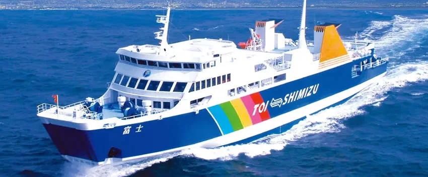 Após três meses de suspensão, o serviço de balsa da Baía de Suruga foi retomado em Shizuoka, com novo terminal em Shimizu, oferecendo acesso facilitado e vistas panorâmicas do Monte Fuji.