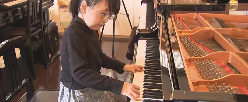 Conheça a inspiradora história de Haruka Murayama, uma jovem japonesa com Síndrome de Apert que encanta com seu talento no piano em Fukuoka.