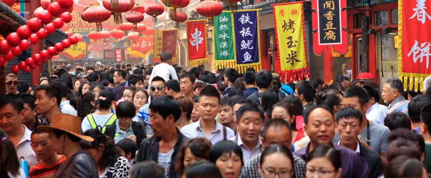 Turismo no Japão na Golden Week: desafios do turismo excessivo em Kyoto e sucesso de Hakuba com estratégias inovadoras. Saiba mais!