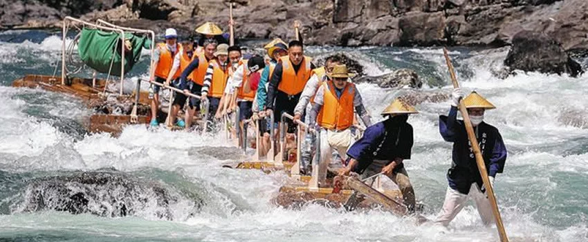 Experimente a emoção do rafting no Rio Kitayama (Wakayama, Mie, Nara)! Uma aventura histórica em jangadas, com corredeiras emocionantes até setembro.