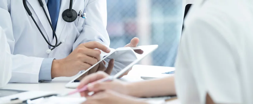Descubra a importância vital dos intérpretes médicos no Japão, auxiliando pacientes estrangeiros a superar barreiras linguísticas e receber cuidados de saúde adequados.