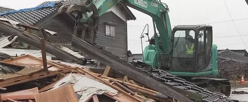 Amianto exposto após terremoto em Noto, Japão. Saiba sobre os riscos à saúde e as ações tomadas para proteger voluntários e moradores.