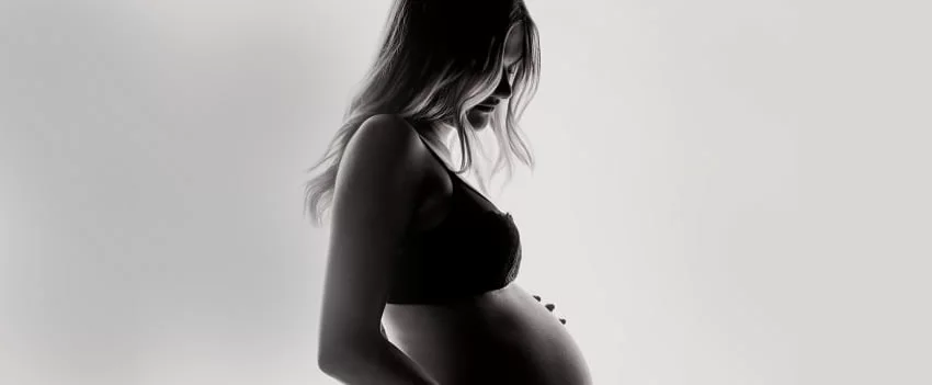 Apoio à fertilidade no Japão: Descubra como governos locais oferecem assistência financeira crucial além do seguro saúde. Entenda os tratamentos, custos e o cenário da fertilidade no Japão.