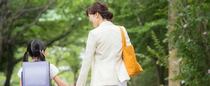 Descubra a importância do autocuidado para mães japonesas trabalhadoras em meio a altas expectativas culturais. Estratégias para encontrar equilíbrio e bem-estar.