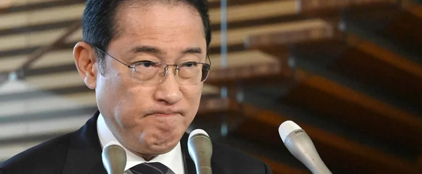 Pesquisa aponta baixa avaliação do governo japonês devido a tarifas dos EUA e preço do arroz. Cresce preferência por oposição.