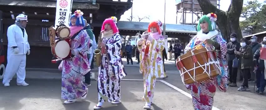 Descubra como um grupo feminino em Nagoya revitaliza o chindonya, a vibrante arte de rua japonesa! Conheça o Bentenya e sua líder, Suzy.