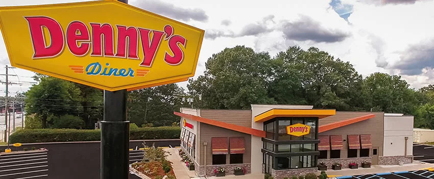 Explore a comida casual americana no Japão. Descubra como o Denny's em Tóquio adapta seu cardápio, incluindo natto, e veja a fascinante fusão culinária.