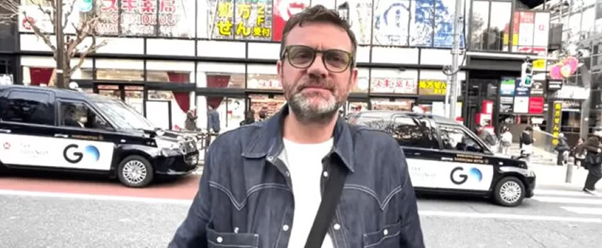 Descubra a perspectiva de um britânico em Osaka que abraça a identidade de "gaijin". Uma reflexão sobre cultura japonesa, expatriados e o prazer de ser diferente no Japão.